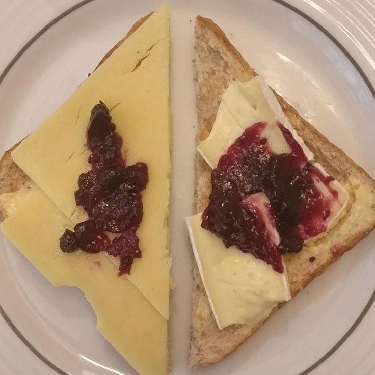 🥪 Sandviș cu brânză și Coacăz negru