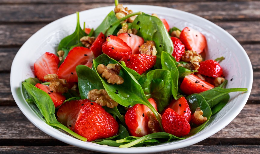 Salată de spanac cu căpșuni și nuci