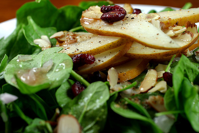 Salată de spanac cu mure și nuci