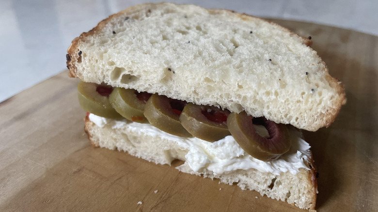 🥪 Sandviș cu brânză și Măslină