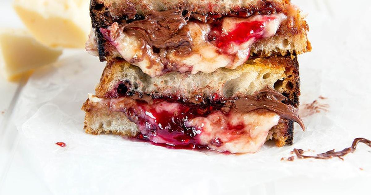 Sandviș cu brânză și zmeură