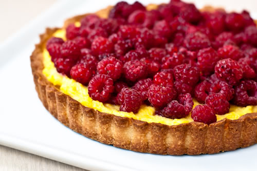 Tartă cu zmeură și cremă de vanilie