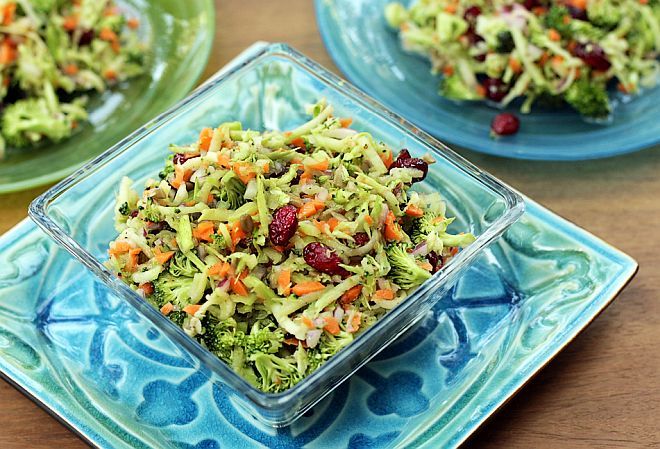 Salată de broccoli crud