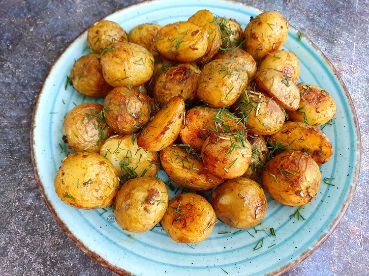 Cartofi la cuptor cu rozmarin și usturoi