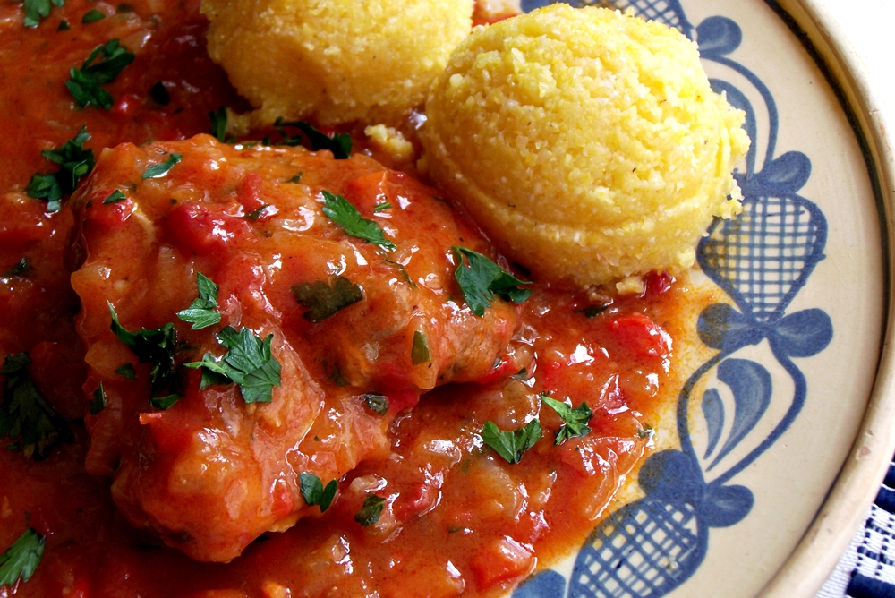 Tocăniță de ceapă cu mămăligă (rețetă românească)