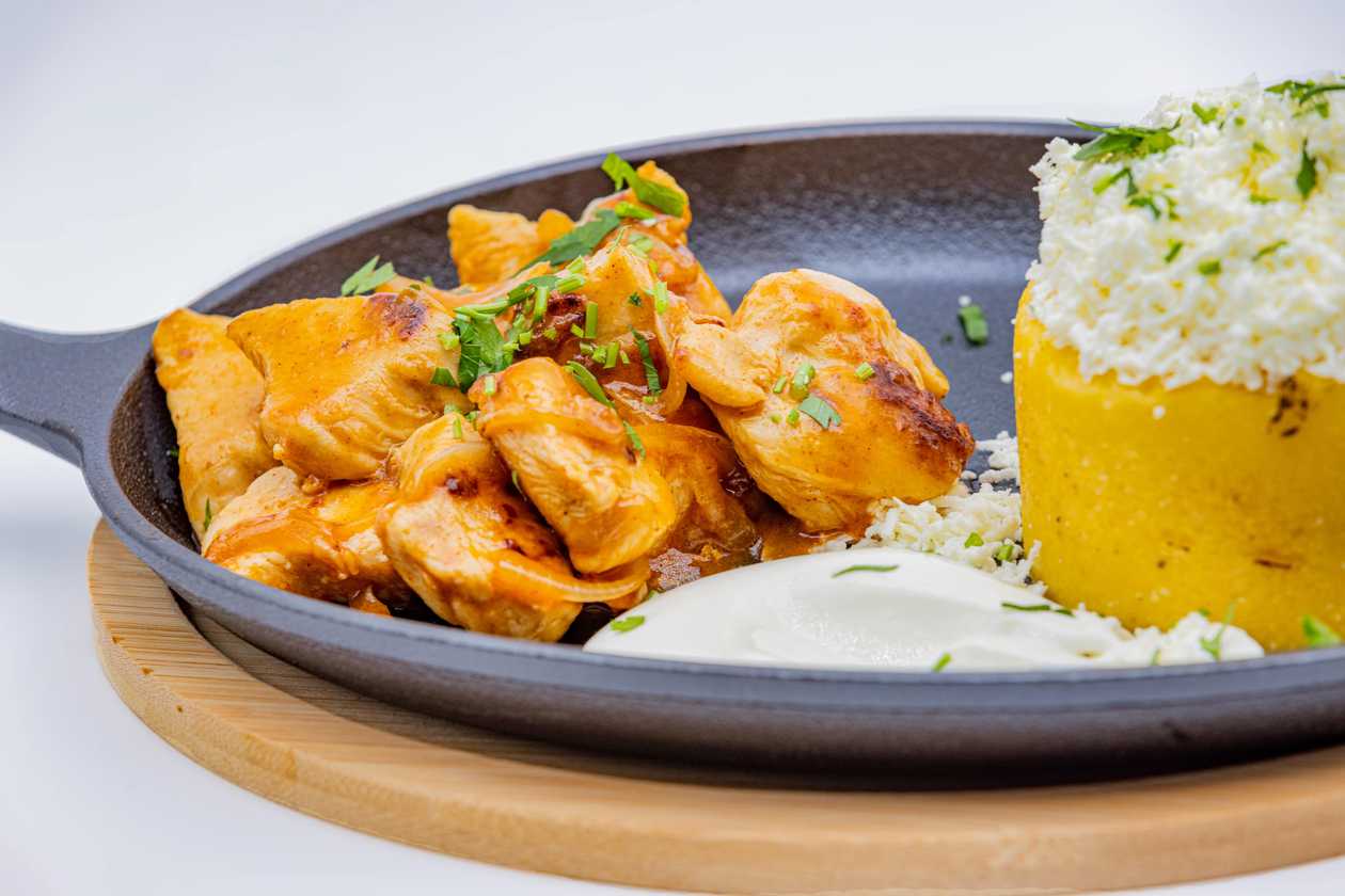 Мамалыга с сыром и любистком