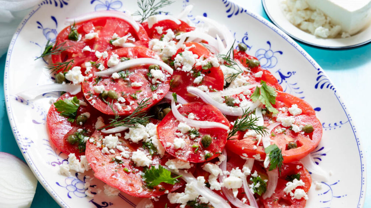 Салат из помидоров с любистком