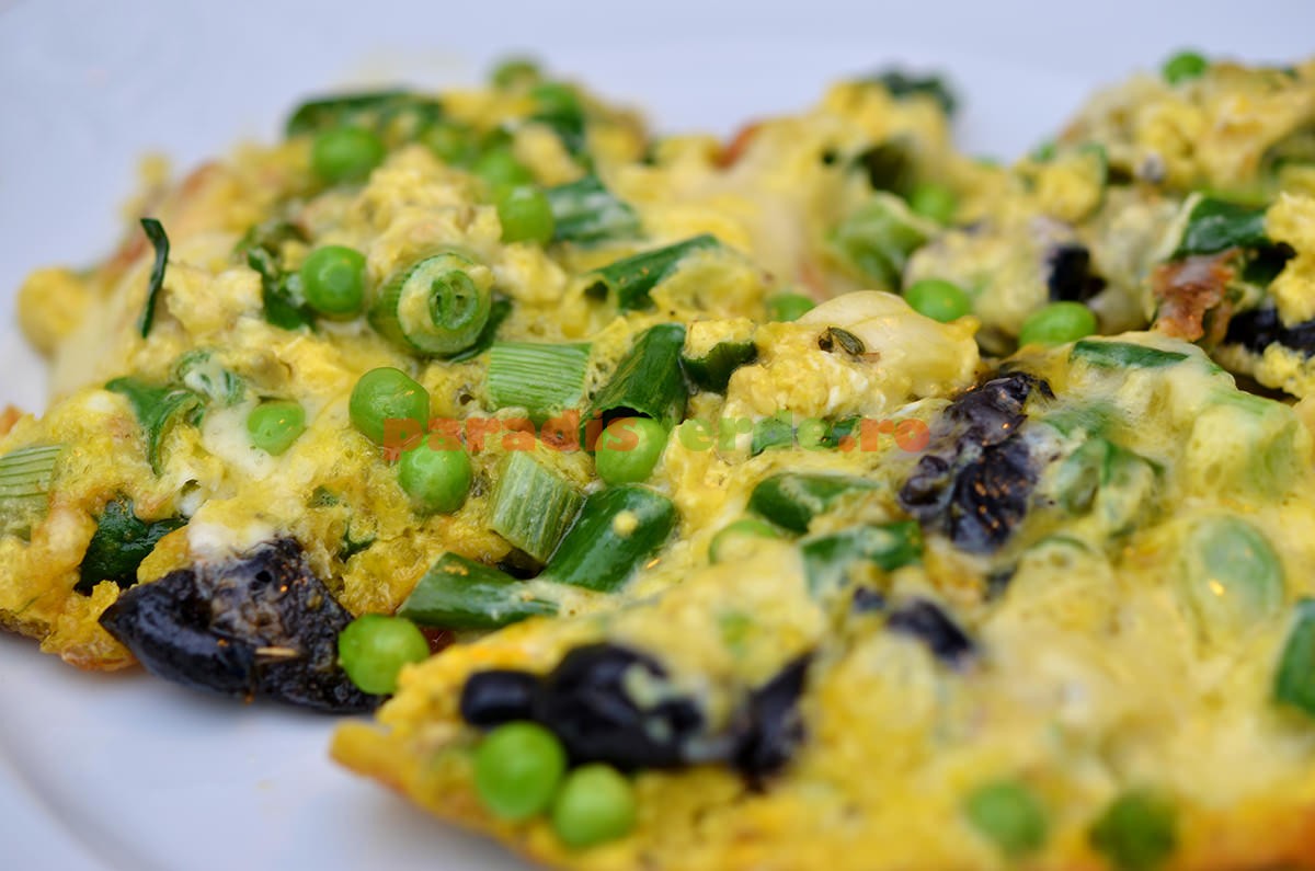 Горошек с яйцом и зелёным луком