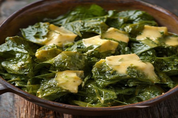 Frunze de mustar gratinata cu branza