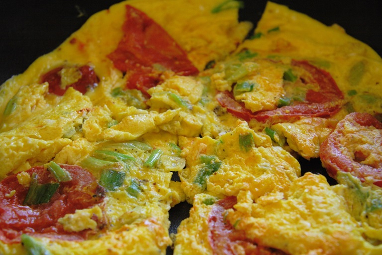 Omletă cu pătrunjel și ceapă verde