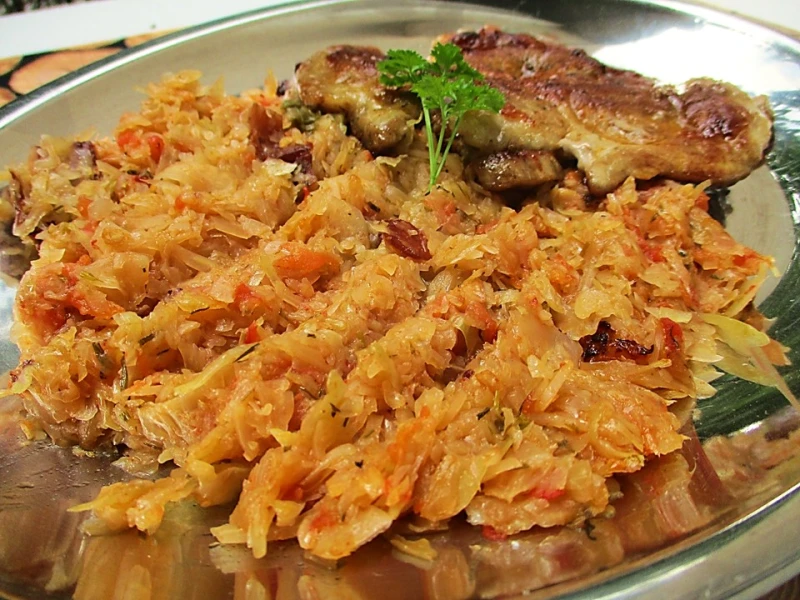 Тушёная капуста с помидорами