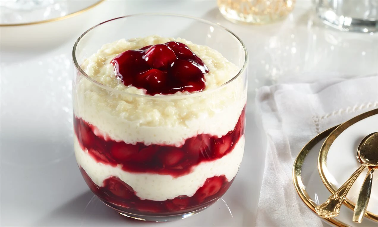 Orez cu lapte și compot de cireșe