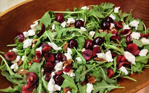 Salată de spanac cu cireșe și brânză feta