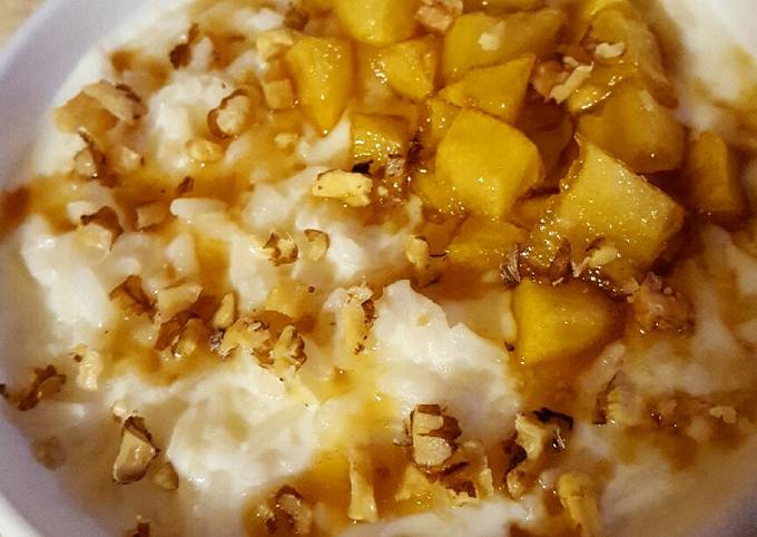 Рис с молоком и карамелизированными яблоками