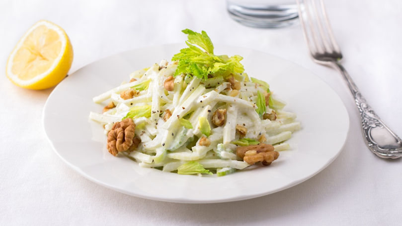 Салат из яблок с орехами и сельдереем
