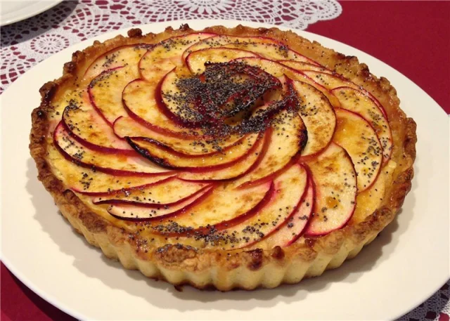 Тонкий яблочный тарт