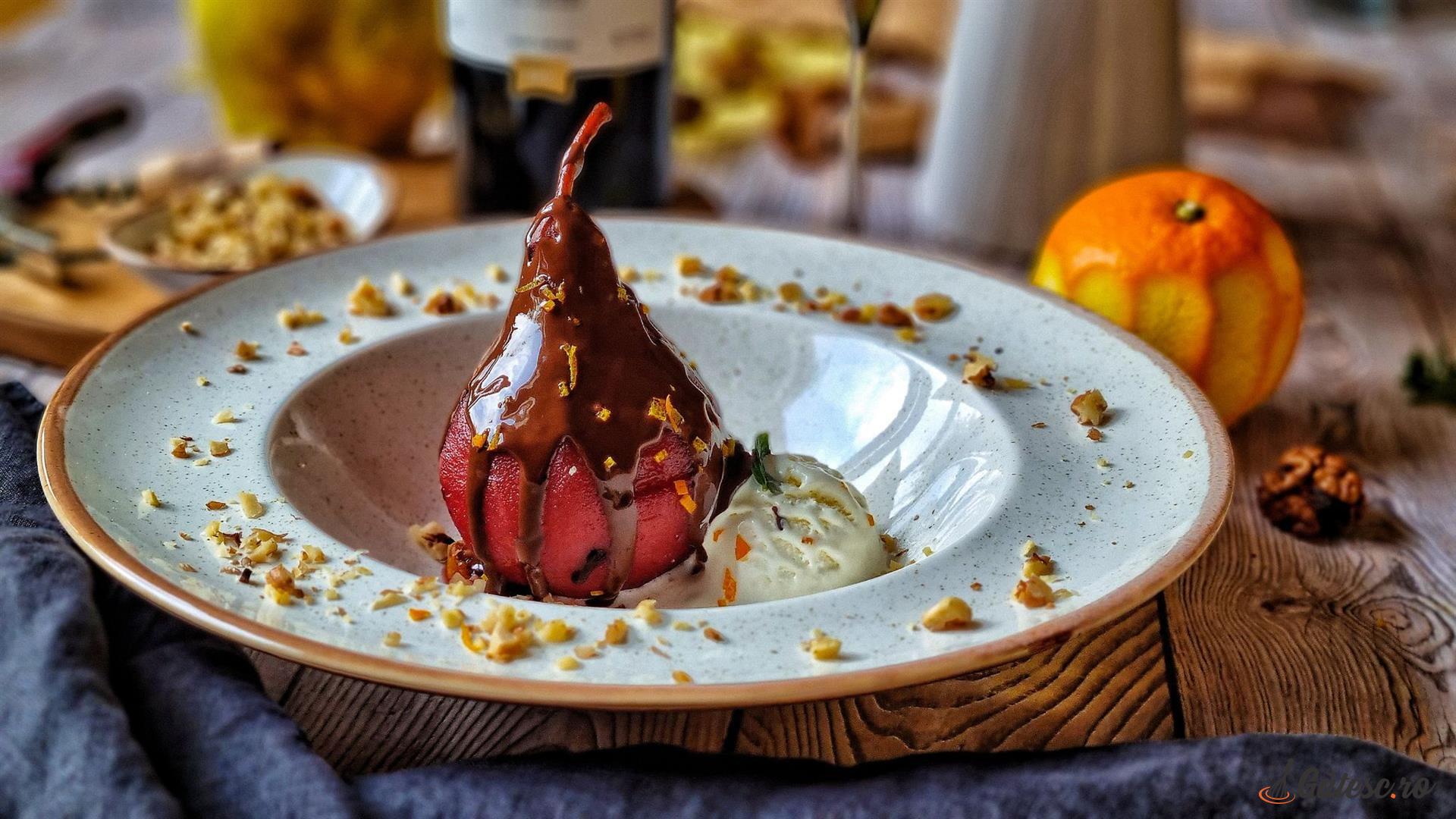 Груши, томлёные в красном вине с корицей