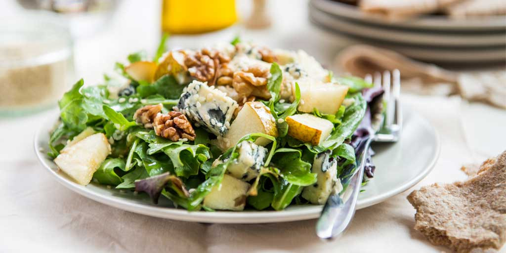 Салат с грушами, голубым сыром и орехами