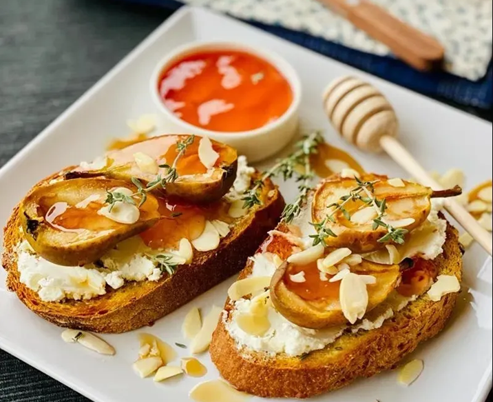 Сэндвич с грушей, прошутто и сыром бри