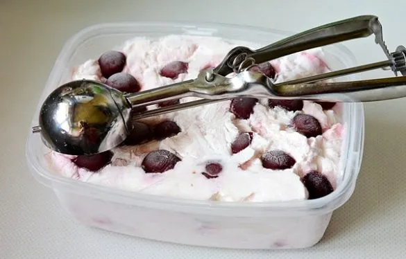 Înghețată de vișine cu iaurt